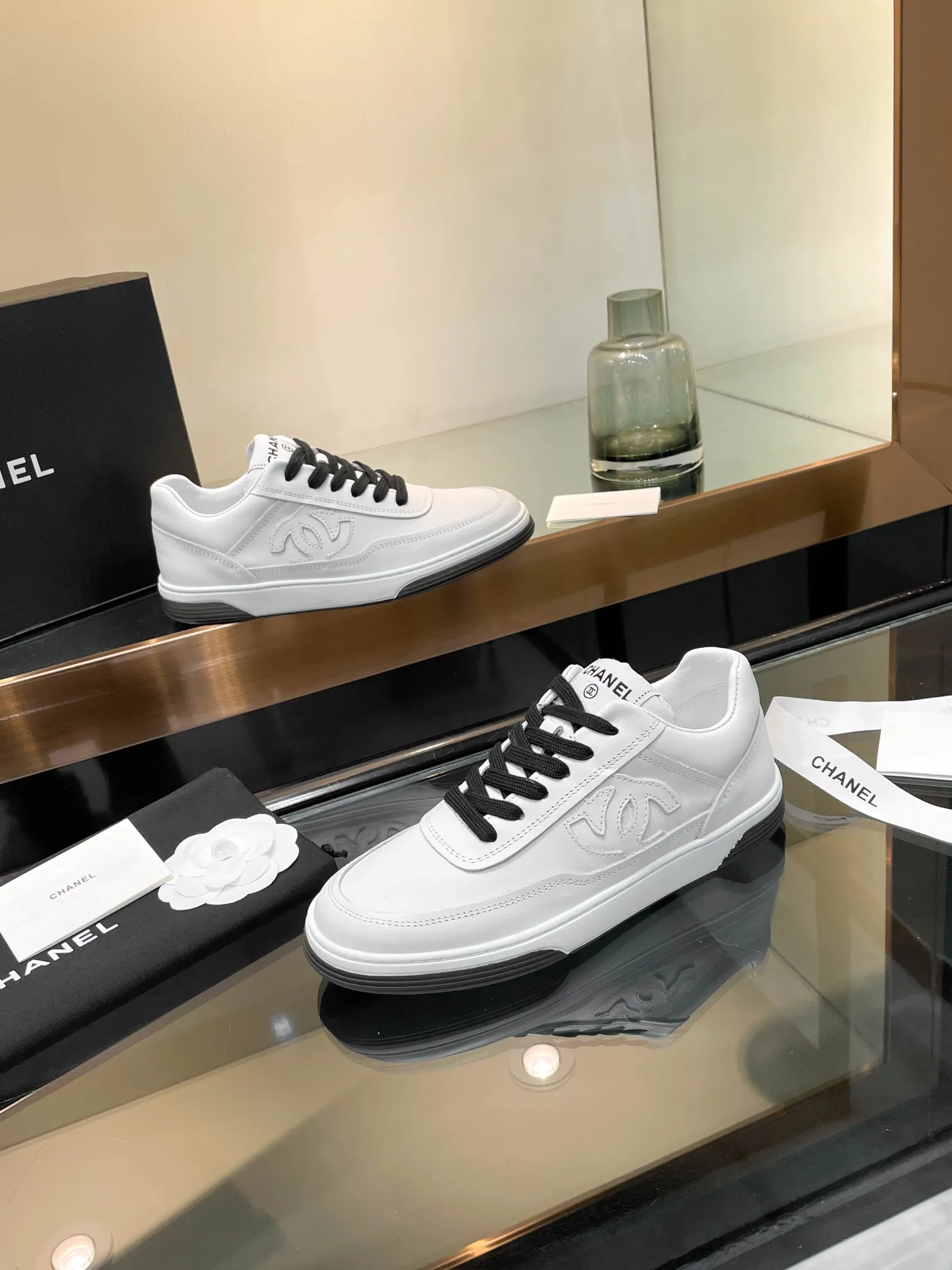 👟👟Ex-factory price 520👟👟Chanel Chanel 25SF latest model full leather panda color white shoes casual sports shoes skateboard shoes original purchase and development production Xiaoxiang C Home Another super popular item in the counter, loved by Internet celebrity bloggers and sisters, and various praises on social platforms. It is very popular, has a high texture, is breathable and super spring and summer. Seeing this issue always arouses the inner desire of girls for fashion. The latest suede material, classic black and white color, full of fashionable feeling on the feet, easy to care for. Fabric: Original customized imported cowhide material. Lining: Customized soft sheepskin lining. Sole: Original molded TPU non-slip outsole. Bottom thickness: 2.5CM. Size: Women's size 35-40 (custom-made sizes 40 are non-refundable)